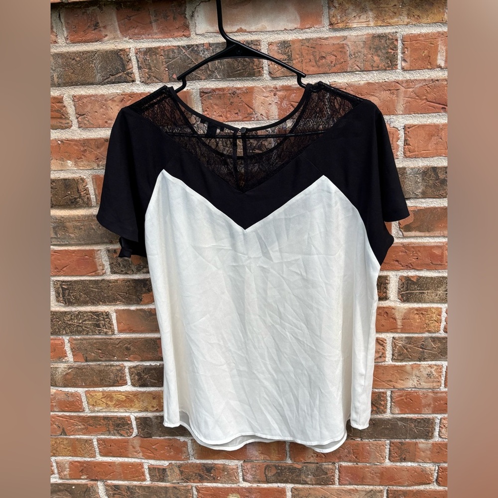 Ann Taylor Short Sleeve Blouse With Lace Inset and Keyhole Button Back Size Lg